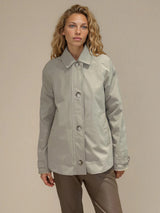 Blouson beige 100% polyester, longueur veste. Coupe droite, emmanchures raglan avec patte de boutonnage de 4 boutons. 2 poches italiennes et 1 poche poitrine intérieure, finitions gansées sur les manches et poches. Doublure tie and dy sur le corps et écossaise sur les manches. 
Vue face.