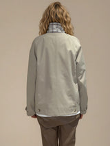 Blouson beige 100% polyester, longueur veste. Coupe droite, emmanchures raglan avec patte de boutonnage de 4 boutons. 2 poches italiennes et 1 poche poitrine intérieure, finitions gansées sur les manches et poches. Doublure tie and dy sur le corps et écossaise sur les manches. 
Vue dos.