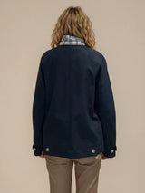 Blouson  marine 100%polyester, longueur veste. Coupe droite, emmanchures raglan avec patte de boutonnage de 4 boutons. 2 poches italiennes et 1 poche poitrine intérieure, finitions gansées sur les manches et poches. Doublure tie and dy sur le corps et écossaise sur les manches. 
Vue dos.