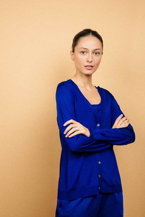 Cardigan bleu uni très lumineux en viscose, manches longues, encolure V, 6 boutons, finitions bords côtes. Coupe droite, fluide, peut se porter en twin set avec le débardeur sans manches col arrondi en viscose en bleu.