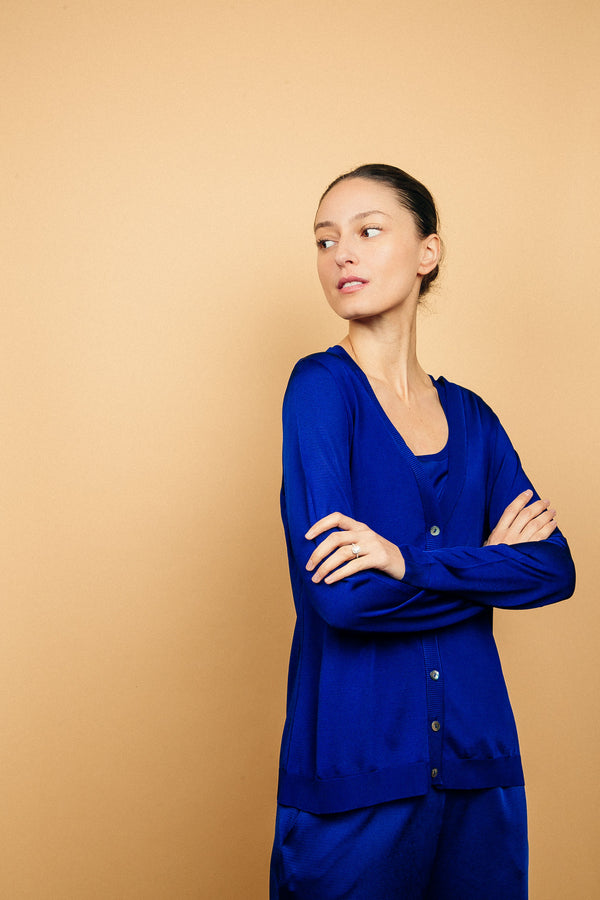 Cardigan bleu uni très lumineux en viscose, manches longues, encolure V, 6 boutons, finitions bords côtes. Coupe droite, fluide, peut se porter en twin set avec le débardeur sans manches col arrondi en viscose  et le pantalon fluide en viscose en bleu.