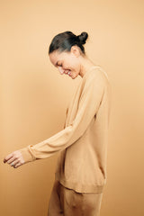 Cardigan doré miel uni très lumineux en viscose, manches longues, encolure V, 6 boutons, finitions bords côtes. Coupe droite, fluide, peut se porter en twin set avec le débardeur sans manches en viscose doré.