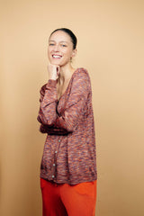 Cardigan imprimé orange: mélange de nuances d'orange, de brun, de beige dans un graphisme strié.
100%viscose, manches longues, encolure V, 6 boutons, finitions bords côtes. Coupe droite, fluide, porté en twin set avec le débardeur sans manches en viscose imprimé orange et le pantalon fluide en viscose  orange uni. 