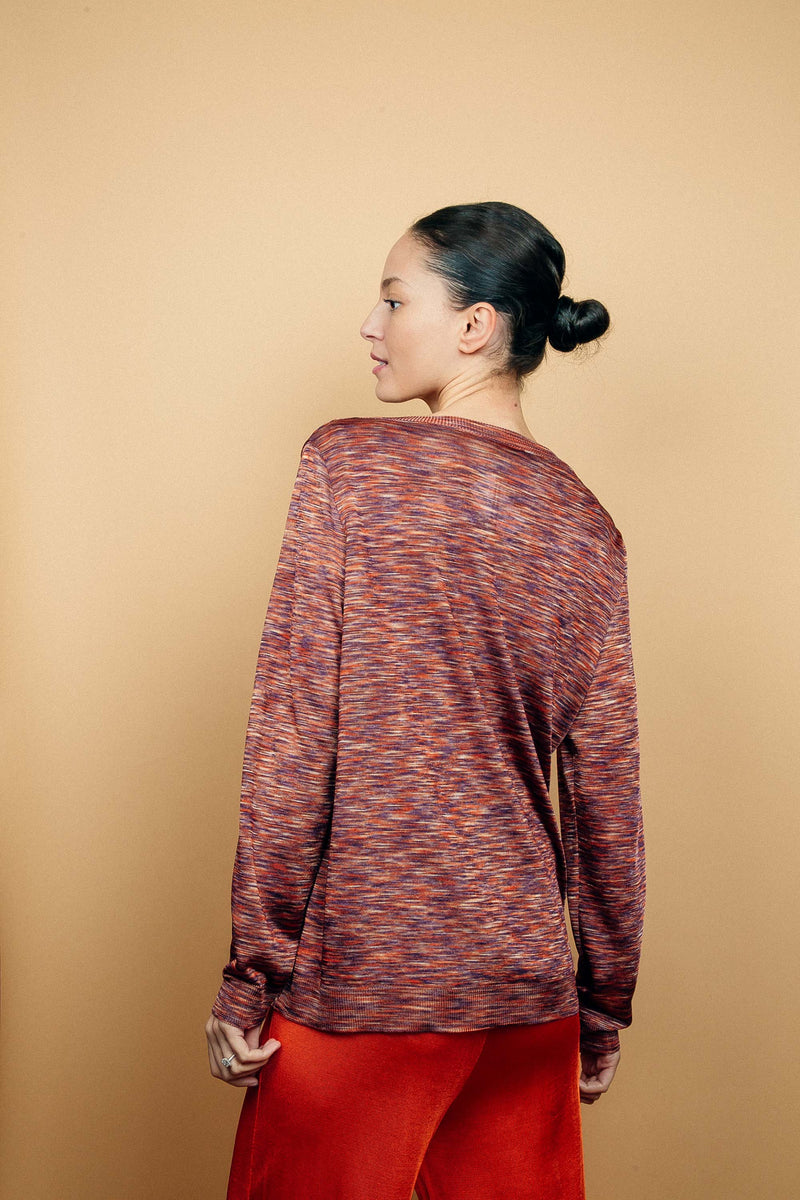 Cardigan imprimé orange: mélange de nuances d'orange, de brun, de beige dans un graphisme strié.
100%viscose, manches longues, encolure V, 6 boutons, finitions bords côtes. Coupe droite, fluide, porté en twin set avec le débardeur  imprimé orange et le pantalon en viscose en orange uni. 
Longueur couvrant le bas du dos.