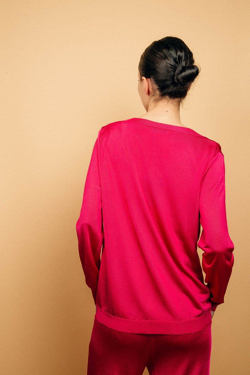 Cardigan rose fushia uni très lumineux en viscose, manches longues, encolure V, 6 boutons, finitions bords côtes. Coupe droite, fluide, porté en twin set avec le débardeur sans manches en viscose et le pantalon fluide en viscose rose fushia uni. Longueur couvrant le bas du dos.
