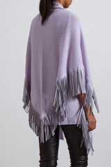 Châle TESSA coloris lilas 100% cachemire, forme triangulaire, orné de franges de 14 cm en cuir d'agneau plongé lilas. Dimensions: 210cm x 80cm. Vus dos.