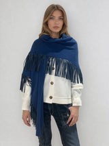 Châle triangulaire 170cm x 80cm coloris bleu Prusse 100% cachemire orné de franges en cuir d'agneau coloris bleu Prusse très souple. Le châle est porté sur la photo façon chèche. Vue face enveloppant l'épaule.