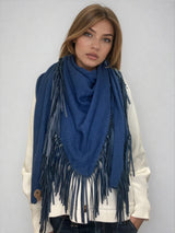 Châle triangulaire 170cm x 80cm coloris bleu Prusse 100% cachemire orné de franges en cuir d'agneau coloris bleu Prusse très souple. Le châle est porté sur la photo façon chèche. Vue face.