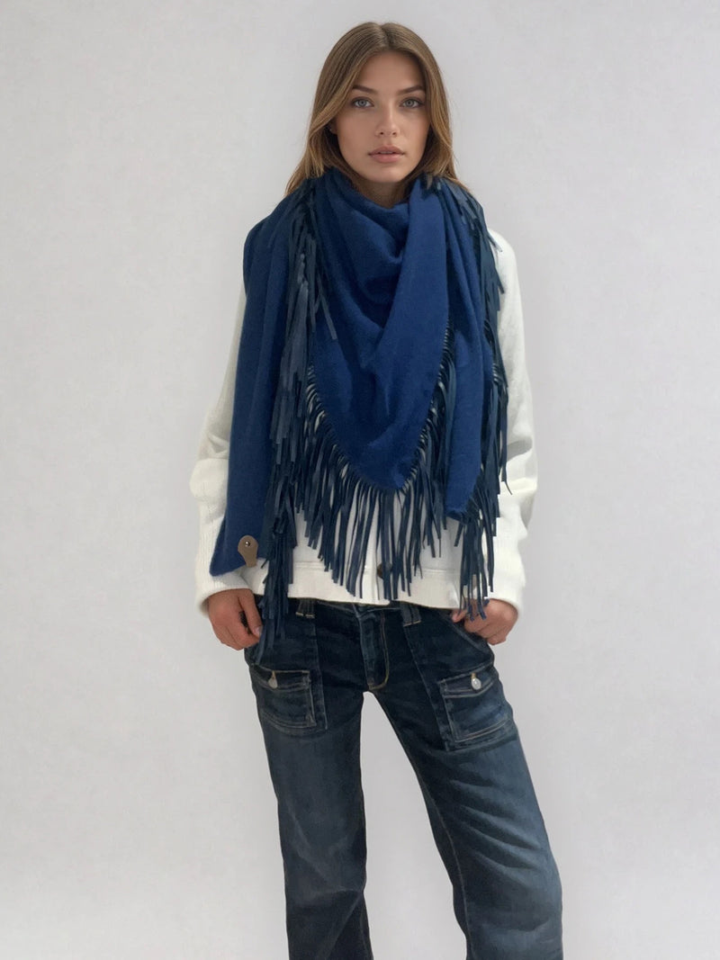 Châle triangulaire 170cm x 80cm coloris bleu Prusse 100% cachemire orné de franges en cuir d'agneau coloris bleu Prusse très souple. Le châle est porté sur la photo façon chèche. Vue face.