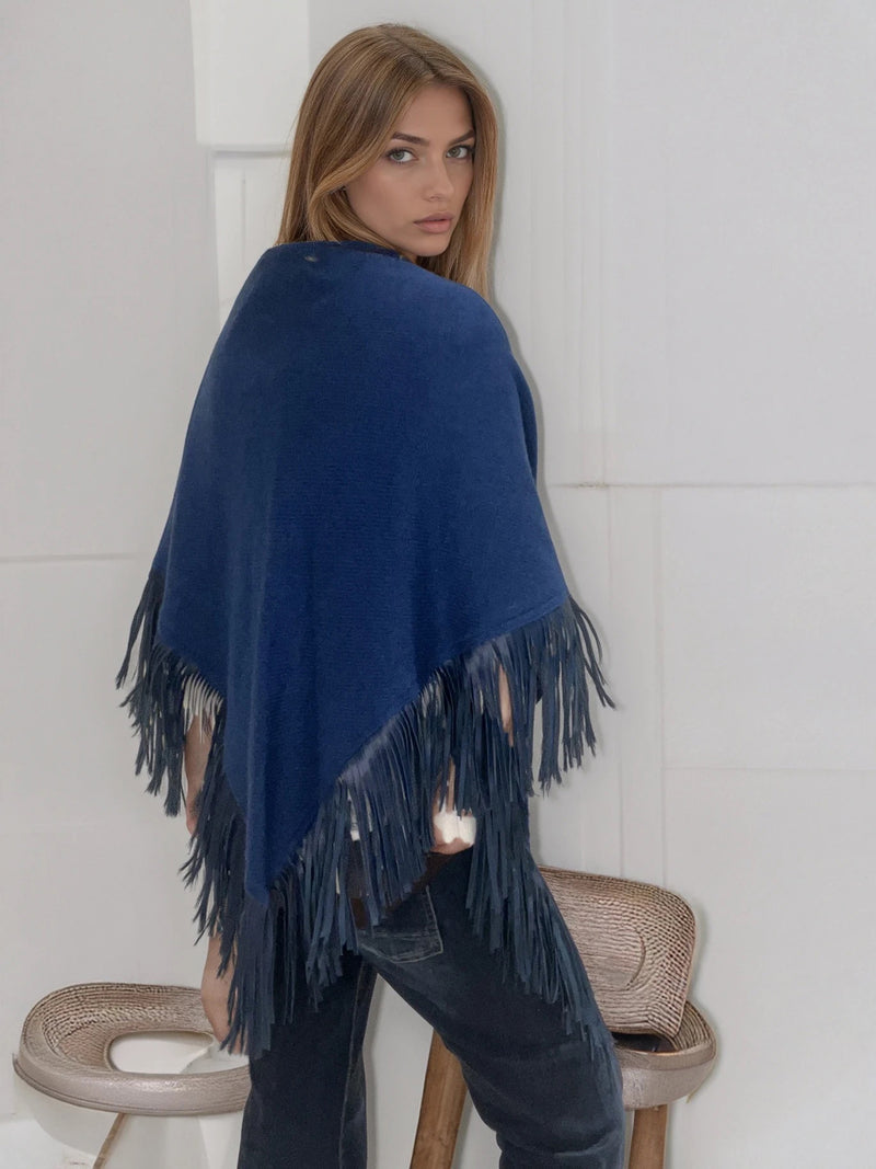 Châle triangulaire 170cm x 80cm coloris bleu Prusse 100% cachemire orné de franges en cuir d'agneau coloris bleu Prusse très souple. Vue profil de la pointe.