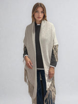 Châle triangulaire 170cm x 80cm coloris beige 100% cachemire orné de franges en cuir d'agneau coloris beige très souple. Vue face.