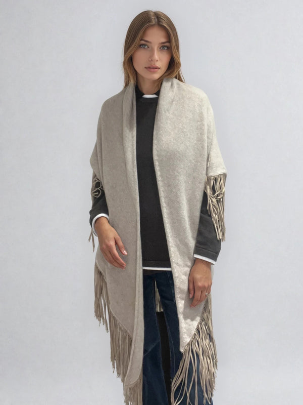 Châle triangulaire 170cm x 80cm coloris beige 100% cachemire orné de franges en cuir d'agneau coloris beige très souple. Vue face.