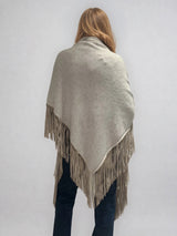 Châle triangulaire 170cm x 80cm coloris beige 100% cachemire orné de franges en cuir d'agneau coloris beige très souple. Vue dos de la pointe.