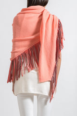 Châle triangulaire 170cm x 80cm coloris corail 100% cachemire orné de franges en cuir d'agneau coloris corail.