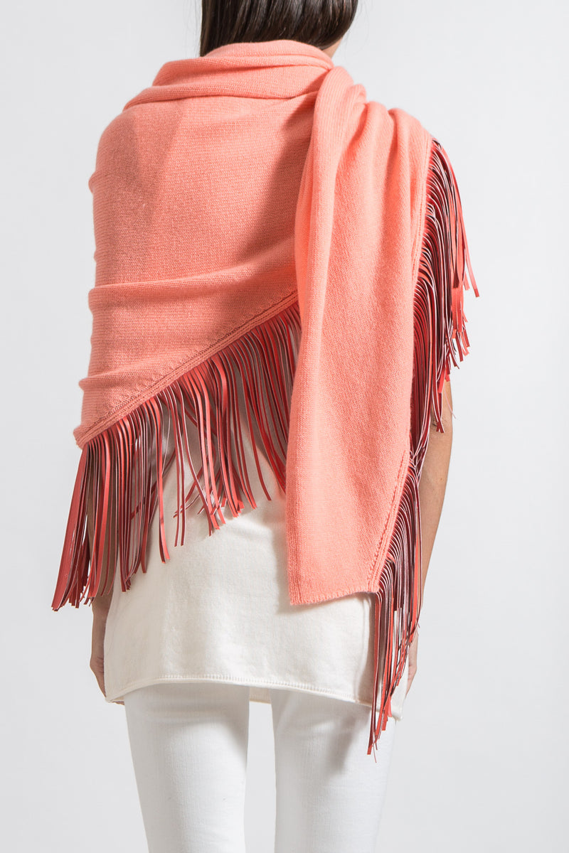 Châle triangulaire 170cm x 80cm coloris corail 100% cachemire orné de franges en cuir d'agneau coloris corail.