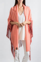 Châle triangulaire 170cm x 80cm coloris corail 100% cachemire orné de franges en cuir d'agneau coloris corail.