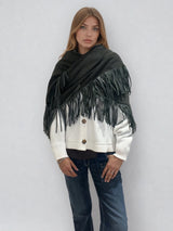 Châle triangulaire 170cm x 80cm coloris kaki 100% cachemire orné de franges en cuir d'agneau coloris kaki très souple. Le châle est porté façon chèche. Vue face.