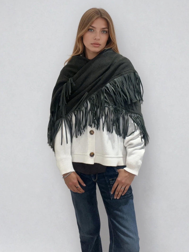 Châle triangulaire 170cm x 80cm coloris kaki 100% cachemire orné de franges en cuir d'agneau coloris kaki très souple. Le châle est porté façon chèche. Vue face.
