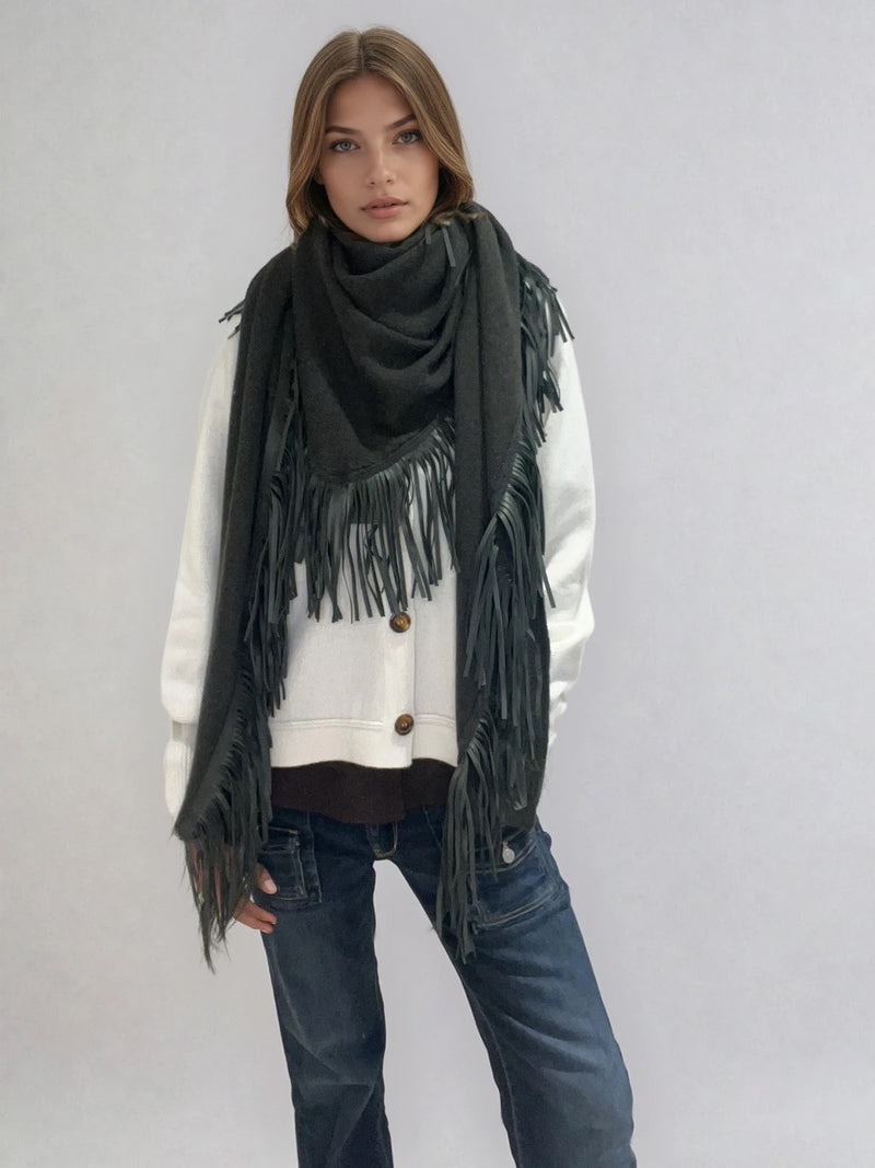 Châle triangulaire 170cm x 80cm coloris kaki 100% cachemire orné de franges en cuir d'agneau coloris kaki très souple. Le châle est porté façon chèche. Vue face.