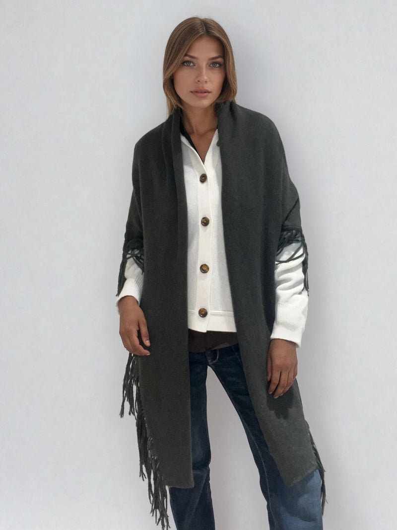 Châle triangulaire 170cm x 80cm coloris kaki 100% cachemire orné de franges en cuir d'agneau coloris kaki très souple. Vue face.