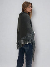 Châle triangulaire 170cm x 80cm coloris kaki 100% cachemire orné de franges en cuir d'agneau coloris kaki très souple. Vue profil pointe du châle.