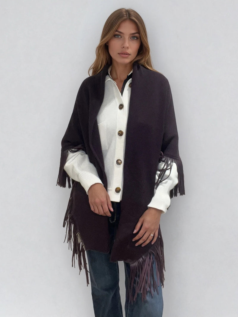 Châle triangulaire 170cm x 80cm coloris prune 100% cachemire orné de franges en cuir d'agneau coloris prune très souple. Vue face.