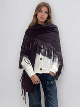 Châle triangulaire 170cm x 80cm coloris prune 100% cachemire orné de franges en cuir d'agneau coloris prune très souple. Vue face enveloppant l'épaule.