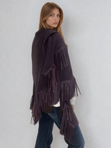 Châle triangulaire 170cm x 80cm coloris prune 100% cachemire orné de franges en cuir d'agneau coloris prune très souple. Vue profil enveloppant l'épaule.