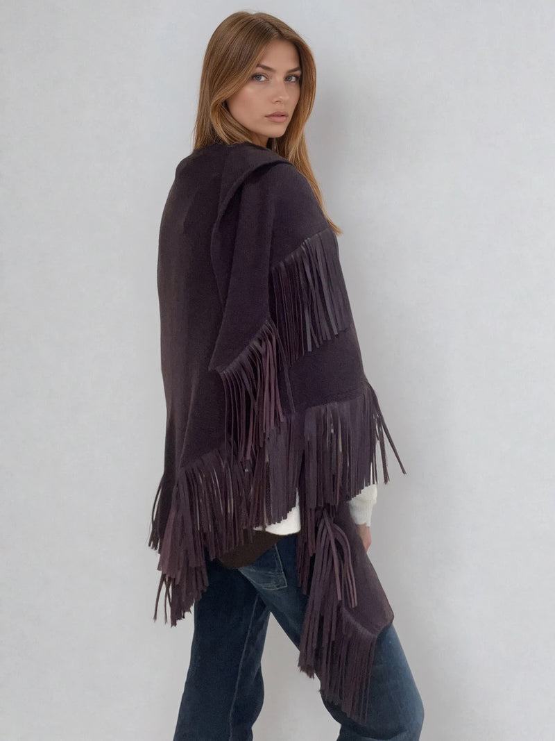 Châle triangulaire 170cm x 80cm coloris prune 100% cachemire orné de franges en cuir d'agneau coloris prune très souple. Vue profil enveloppant l'épaule.