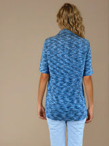 Chemise été femme, coloris bleu, manches courtes avec un imprimé strié.  La coupe avec un col est droite, les manches courtes arrivent au-dessus du coude. L'imprimé strié mélange des nuances de bleu et de blanc. Chemise en 100%viscose, lumineuse, fluide, très douce. La chemise couvre largement le bas du dos.
Vue dos.