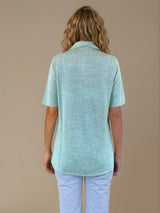 Chemise été femme, coloris vert clair, manches courtes avec un imprimé strié.  La coupe avec un col est droite, les manches courtes arrivent au-dessus du coude. L'imprimé strié mélange des nuances de vert et de jaune. Chemise en 100%viscose, lumineuse, fluide, très douce. La longueur couvre largement le bas du dos.
Vue dos.