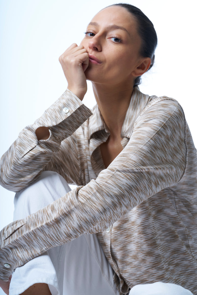 Chemise irisée manches longues en 100% viscose avec col et poignets. Aspect soie fluide et brillant de la viscose . Le coloris beige est multicolore: mélange strié de beige et de blanc. Coupe droite. 