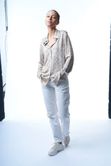 Chemise manches longues irisée en 100% viscose avec col et poignets. Aspect soie fluide et brillant de la viscose . Le coloris beige est multicolore: mélange strié de beige et de blanc. Coupe droite. 