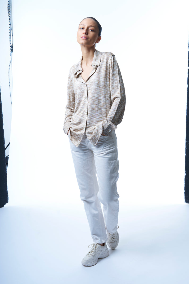 Chemise manches longues irisée en 100% viscose avec col et poignets. Aspect soie fluide et brillant de la viscose . Le coloris beige est multicolore: mélange strié de beige et de blanc. Coupe droite. 