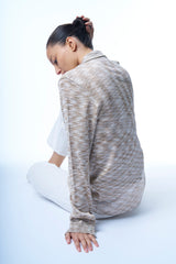 Chemise irisée manches longues en 100% viscose avec col et poignets. Aspect soie fluide et brillant de la viscose . Le coloris beige est multicolore: mélange strié de beige et de blanc. Coupe droite. 