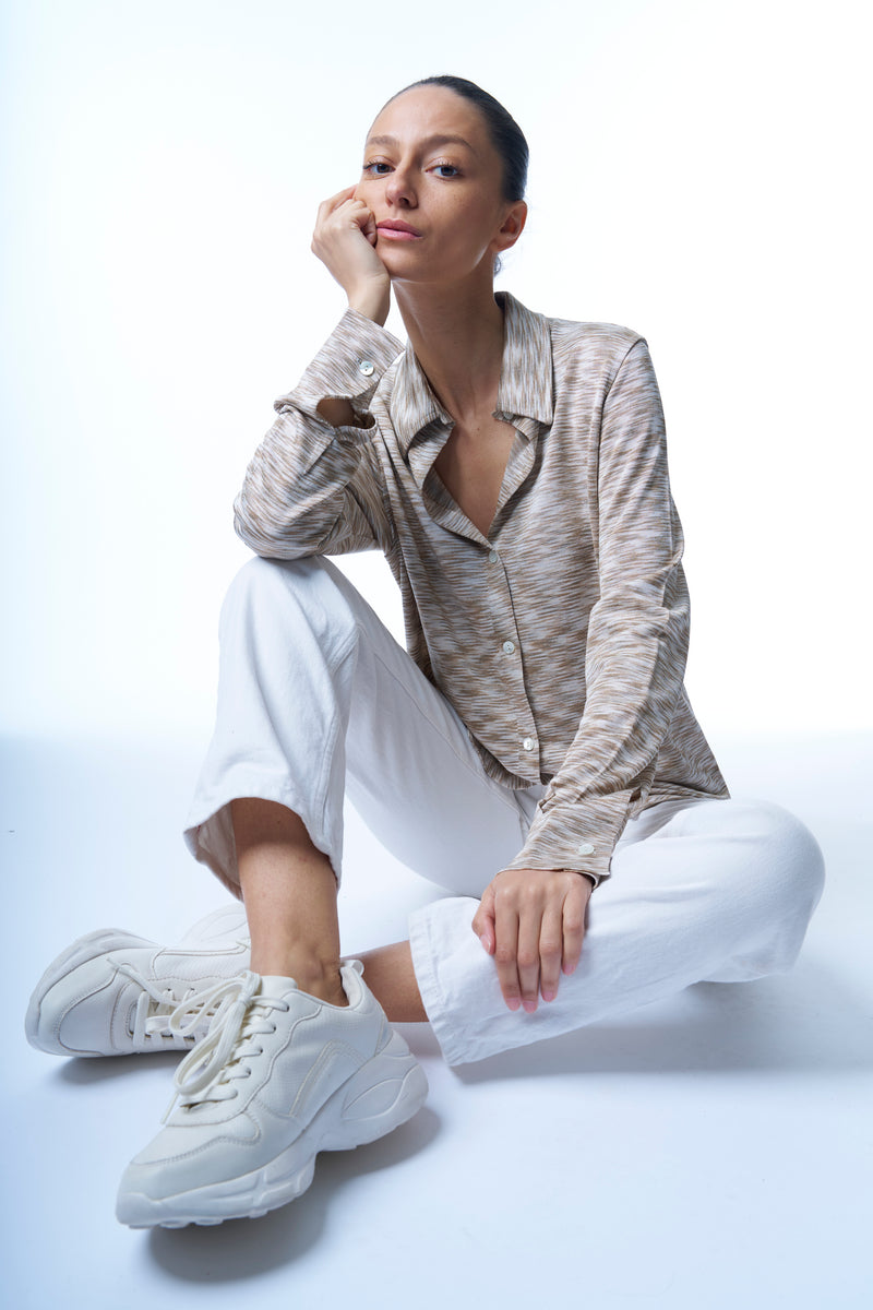 Chemise irisée manches longues en 100% viscose avec col et poignets. Aspect soie fluide et brillant de la viscose . Le coloris beige est multicolore: mélange strié de beige et de blanc. Coupe droite. 