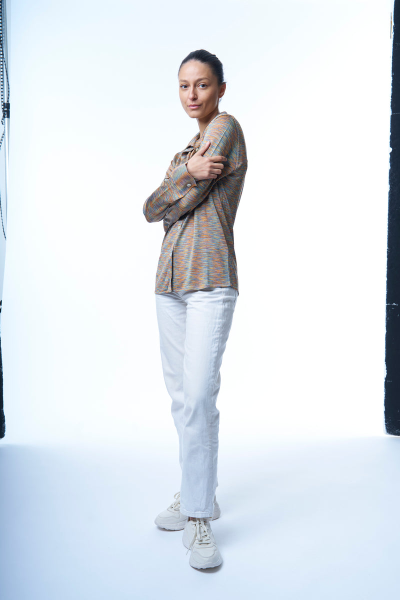 Chemise irisée manches longues en 100% viscose avec col et poignets. Aspect soie et brillant de la viscose . Le coloris buisson est multicolore: mélange strié de vert et d'orange. Coupe droite.
