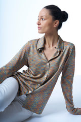 Chemise irisée manches longues en 100% viscose avec col et poignets. Aspect soie, souple et brillant de la viscose . Le coloris buisson est multicolore: mélange strié de vert et d'orange. Coupe droite.