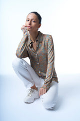Chemise irisée, manches longues en 100% viscose avec col et poignets. Aspect soie fluide et brillant de la viscose . Le coloris buisson est multicolore: mélange strié de vert et d'orange. Coupe droite.