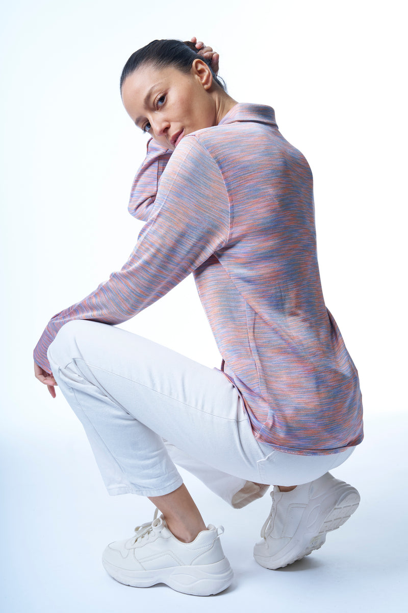 Chemise irisée manches longues en 100% viscose avec col et poignets. Aspect soie fluide et brillant de la viscose . Le coloris nuage est multicolore: mélange strié de bleu ciel et de rose. Coupe droite. Vue dos.