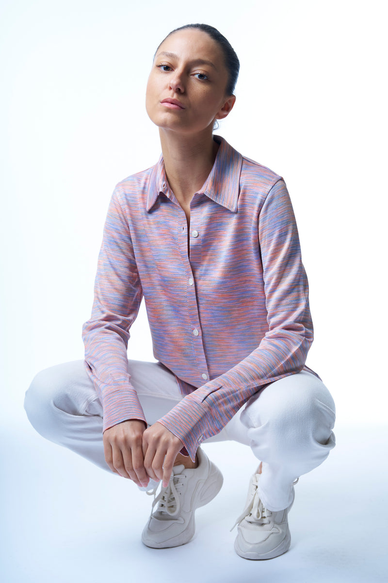 Chemise irisée manches longues en 100% viscose avec col et poignets. Aspect soie fluide et brillant de la viscose . Le coloris nuage est multicolore: mélange strié de bleu ciel et de rose. Coupe droite. 
