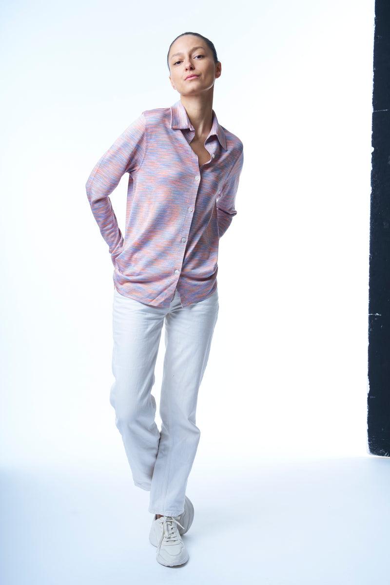 Chemise irisée manches longues en 100% viscose avec col et poignets. Aspect soie fluide et brillant de la viscose . Le coloris nuage est multicolore: mélange strié de bleu ciel et de rose. Coupe droite.