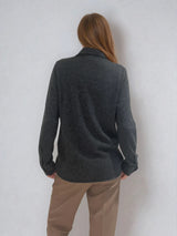 Chemise  coloris gris anthracite, manches longues, coupe droite, 100% cachemire  avec un col large et des poignets. Vue dos.