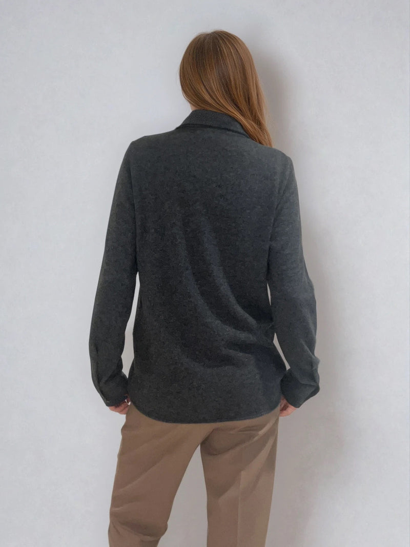 Chemise  coloris gris anthracite, manches longues, coupe droite, 100% cachemire  avec un col large et des poignets. Vue dos.