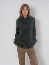 Chemise  coloris gris anthracite, manches longues, coupe droite, 100% cachemire  avec un col large et des poignets. Vue face.
