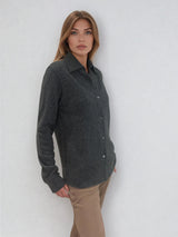 Chemise  coloris gris anthracite, manches longues, coupe droite, 100% cachemire  avec un col large et des poignets. Vue profil.