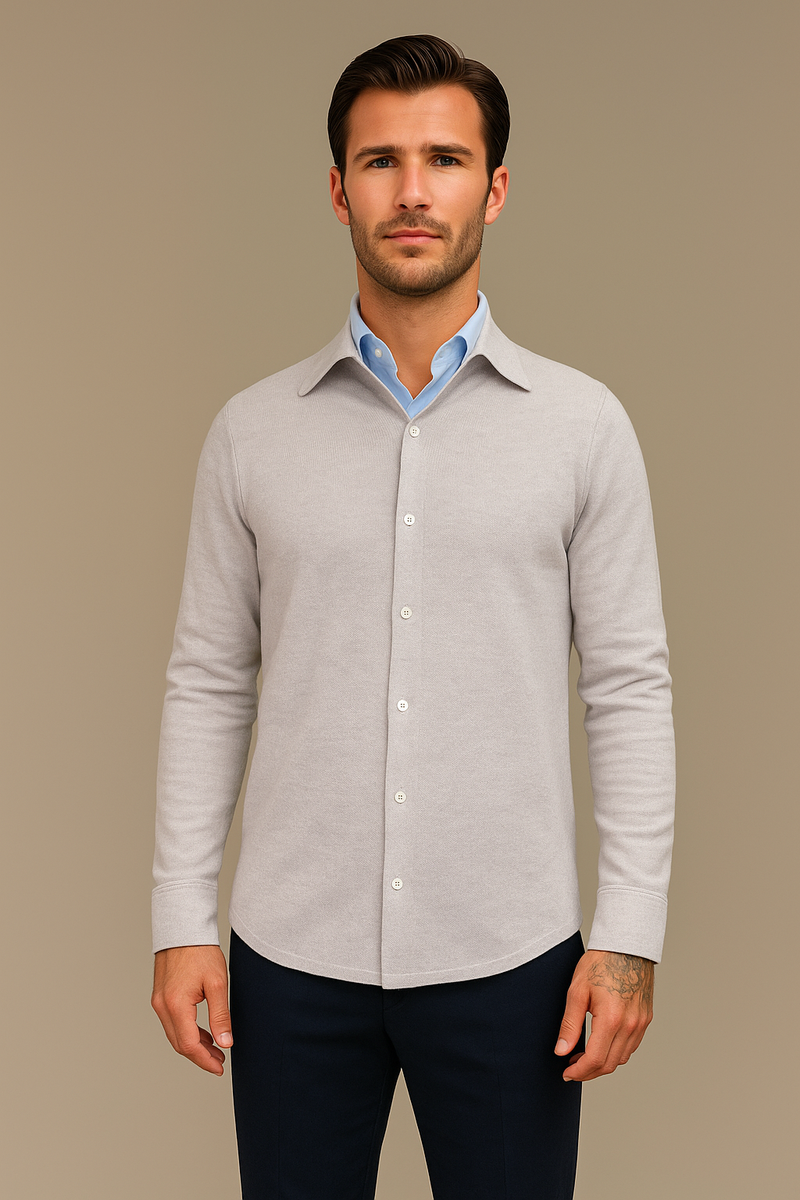 Chemise coloris beige manches longues en 100% cachemire pour homme. Coupe droite, poignets. Vue face.