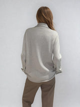 Chemise coloris beige, manches longues, coupe droite, 100% cachemire  avec un col large et des poignets. Vue dos.