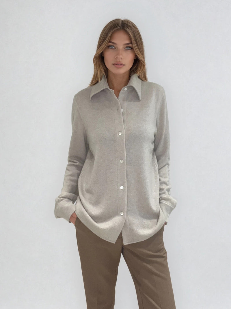 Chemise  coloris beige, manches longues, coupe droite, 100% cachemire  avec un col large et des poignets. Vue face.