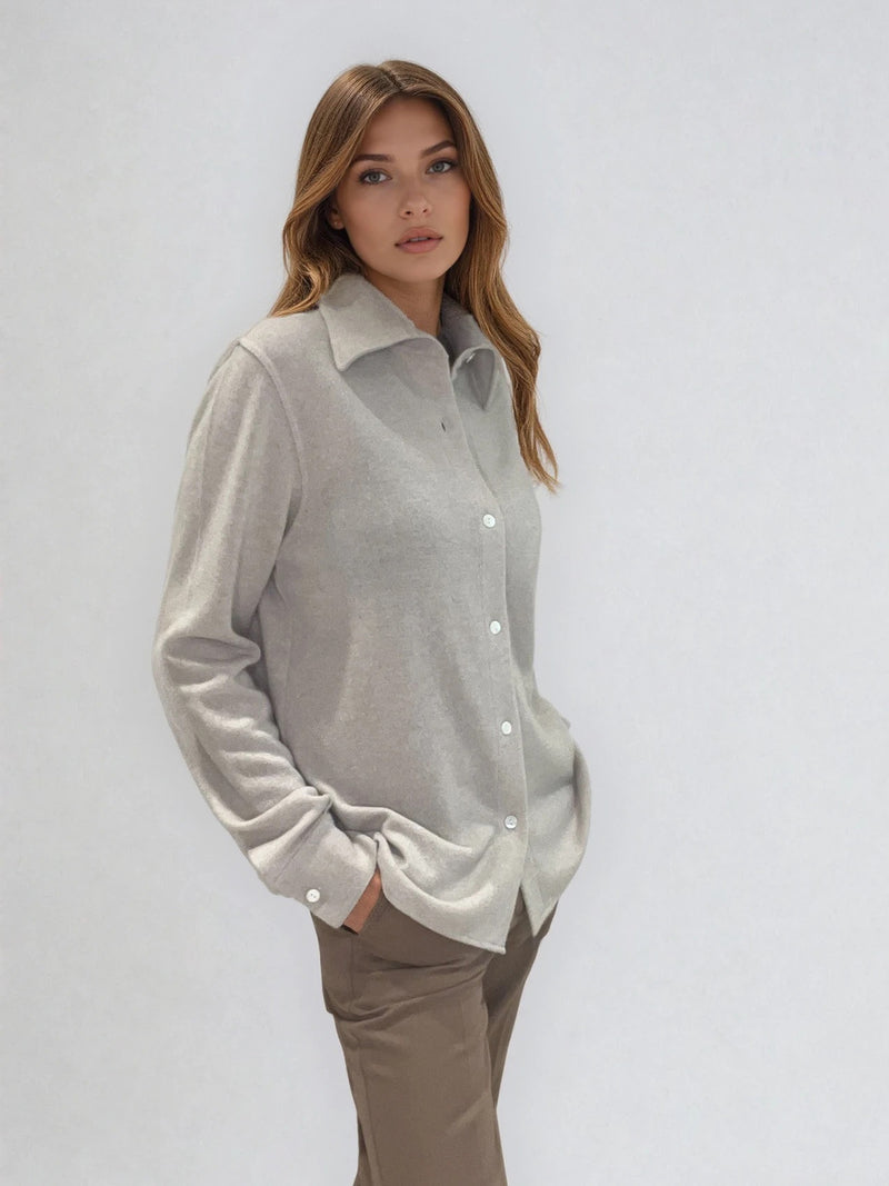 Chemise  coloris beige, manches longues, coupe droite, 100% cachemire  avec un col large et des poignets. Vue profil.